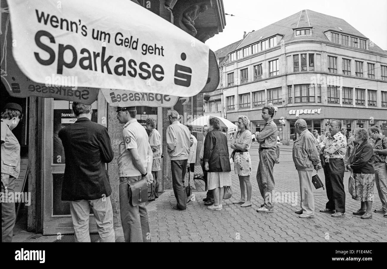 Einführung von West-D-Mark in der DDR kurz vor der Wiedervereinigung von Ost- und Westdeutschland, Bargeld Austausch, Stockfoto
