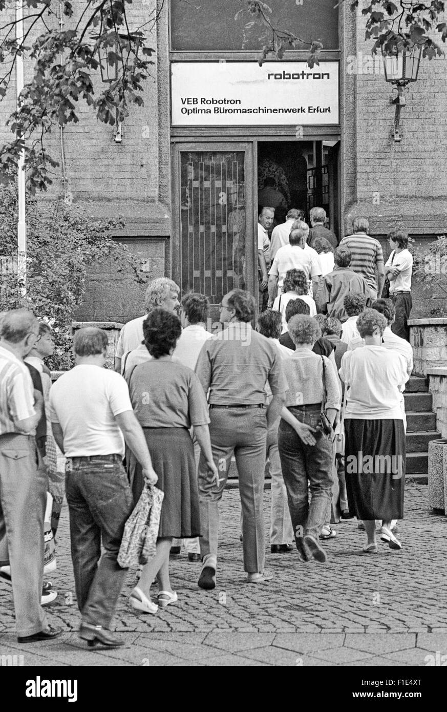 Einführung von West-D-Mark in der DDR kurz vor der Wiedervereinigung von Ost- und Westdeutschland, Bargeld Austausch, Stockfoto