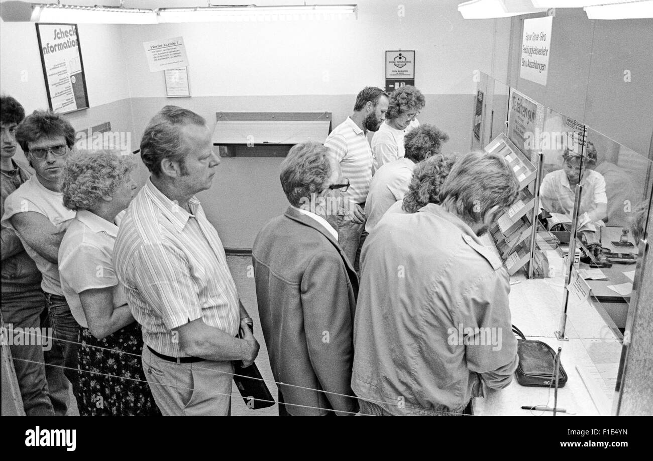 Einführung von West-D-Mark in der DDR kurz vor der Wiedervereinigung von Ost- und Westdeutschland, Bargeld Austausch, Stockfoto