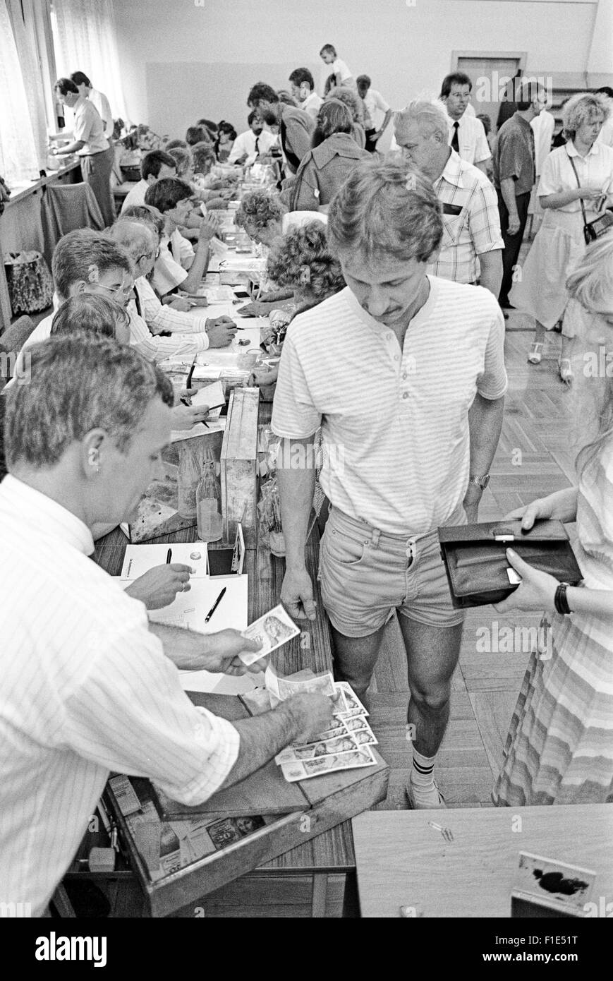 Einführung von West-D-Mark in der DDR kurz vor der Wiedervereinigung von Ost- und Westdeutschland, Bargeld Austausch, Stockfoto