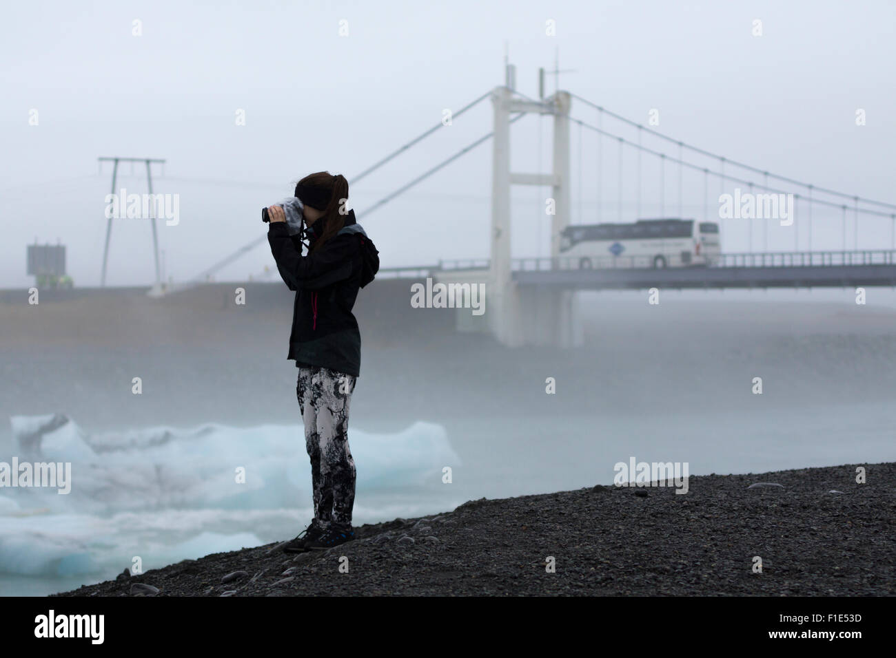 Eine weibliche Touristen fotografieren von Eisbergen in Jökulsárlón Eis Lagune Stockfoto