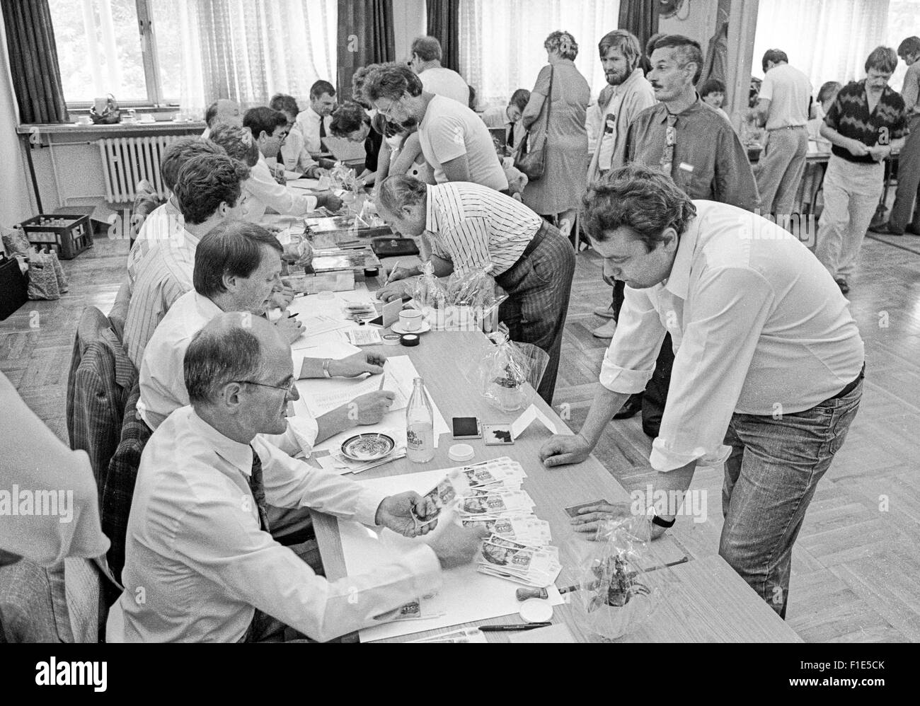 Einführung von West-D-Mark in der DDR kurz vor der Wiedervereinigung von Ost- und Westdeutschland, Bargeld Austausch, Stockfoto