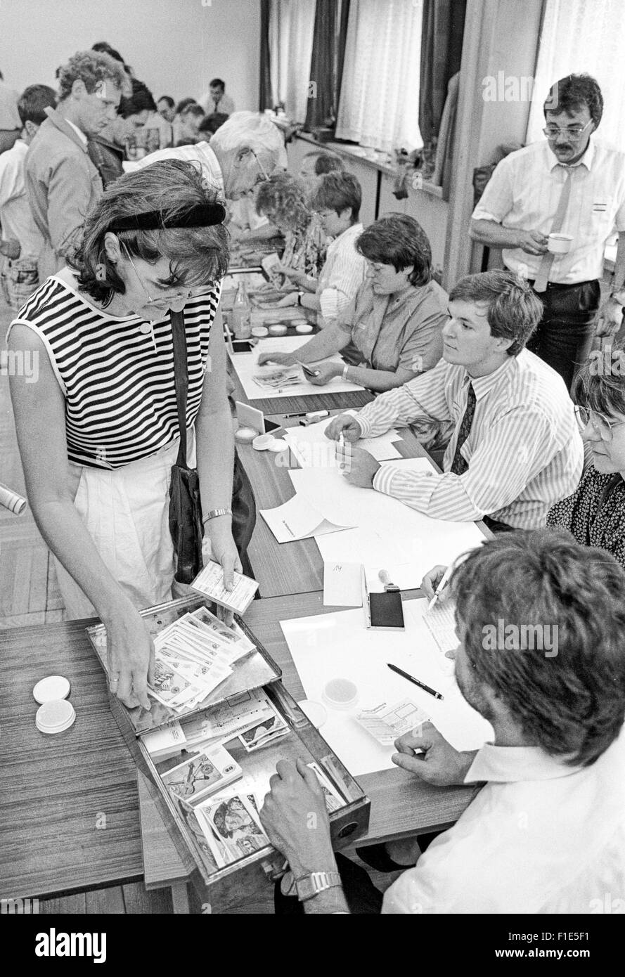 Einführung von West-D-Mark in der DDR kurz vor der Wiedervereinigung von Ost- und Westdeutschland, Bargeld Austausch, Stockfoto