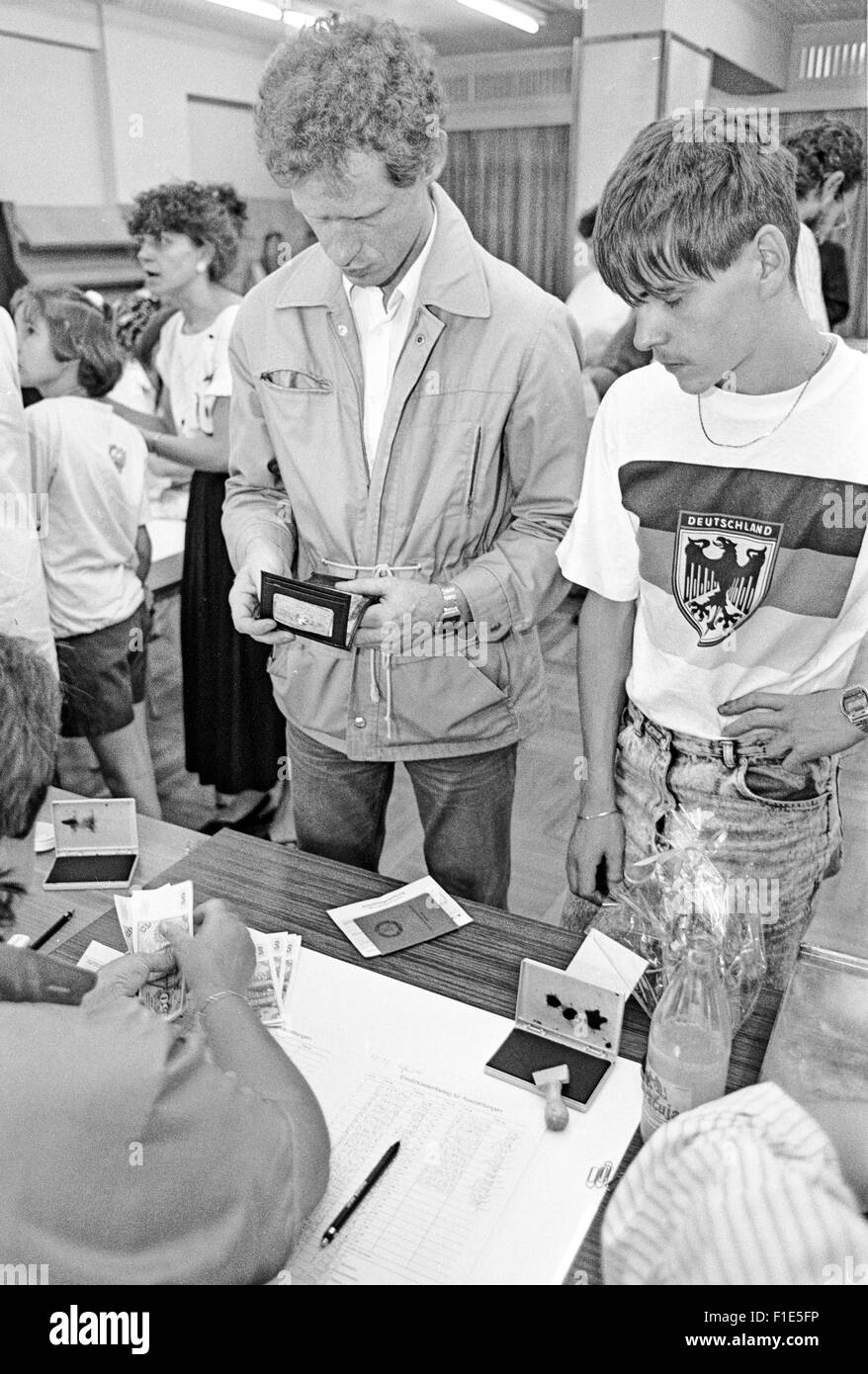 Einführung von West-D-Mark in der DDR kurz vor der Wiedervereinigung von Ost- und Westdeutschland, Bargeld Austausch, Stockfoto