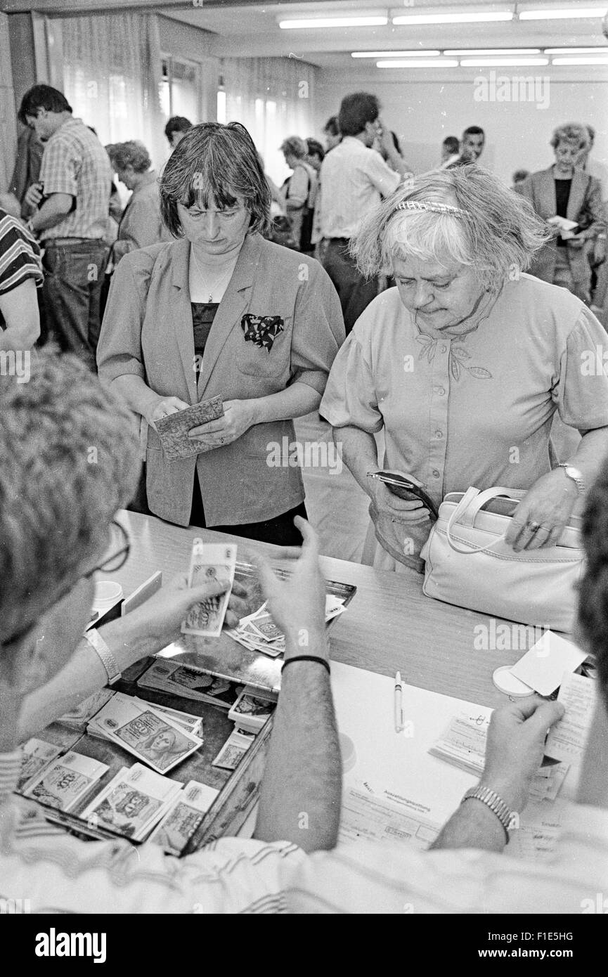Einführung von West-D-Mark in der DDR kurz vor der Wiedervereinigung von Ost- und Westdeutschland, Bargeld Austausch, Stockfoto