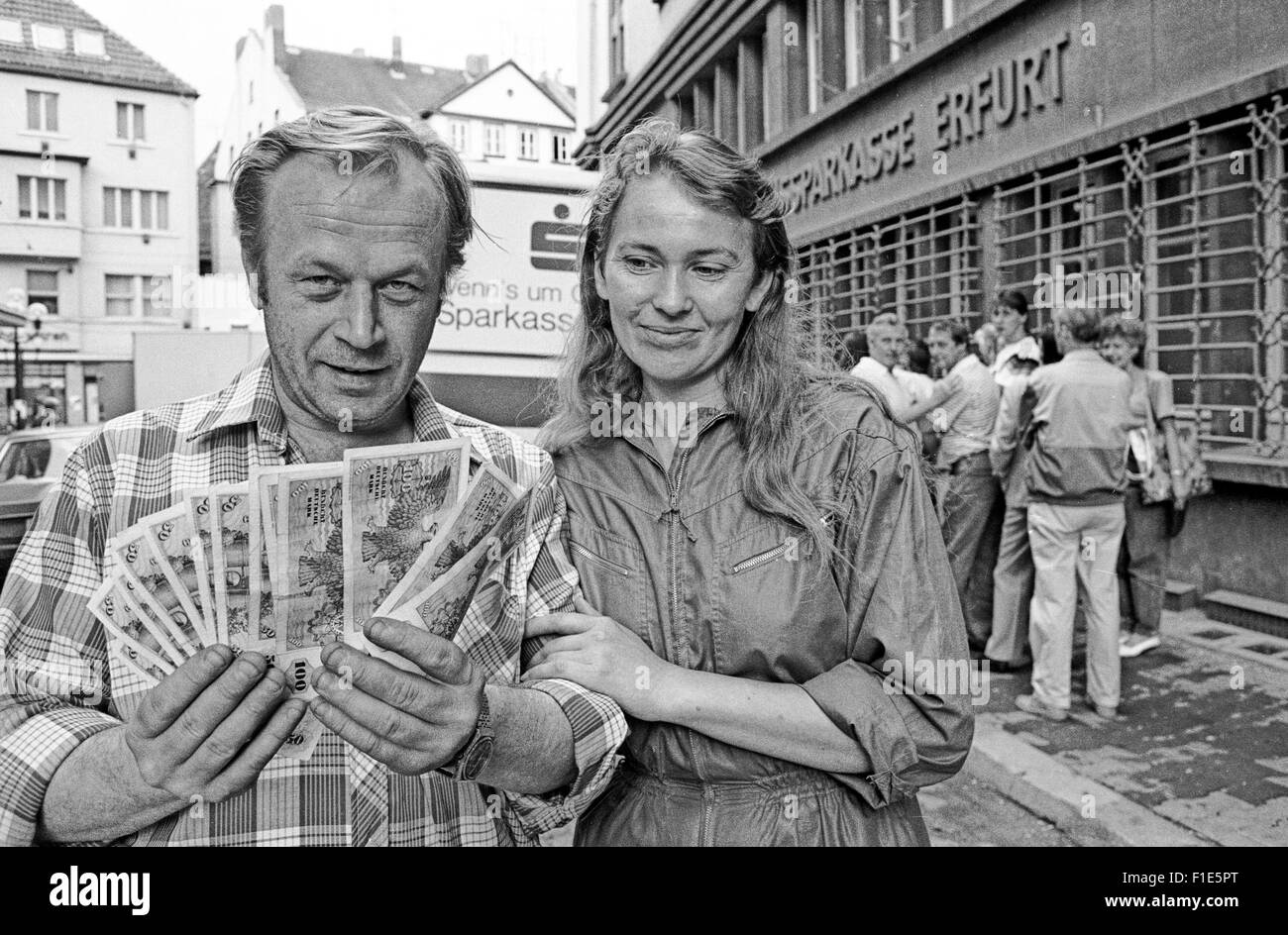 Einführung von West-D-Mark in der DDR kurz vor der Wiedervereinigung von Ost- und Westdeutschland, Bargeld Austausch, Stockfoto