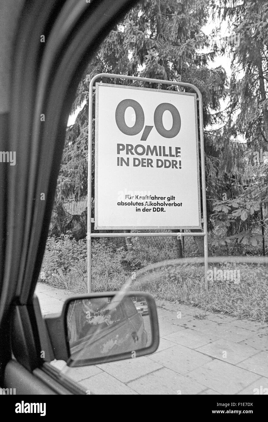 Melden Sie sich für Autofahrer zu Null Promillegrenze in der DDR, DDR Stockfoto