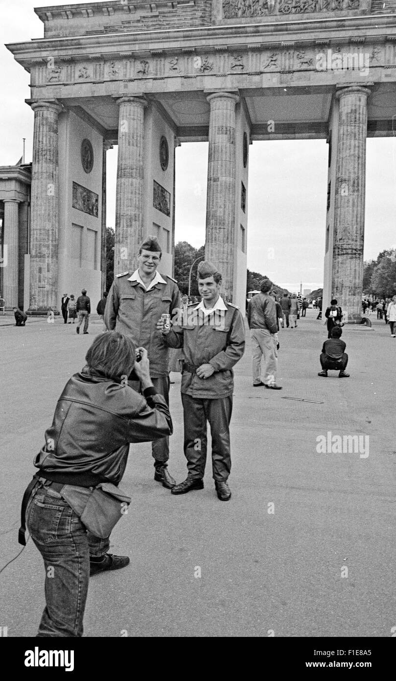 Touristen vor dem Brandenburger Tor, Berlin, 1 Tag vor der Wiedervereinigung von Ost- und Westdeutschland Souvenirs zu kaufen, Stockfoto