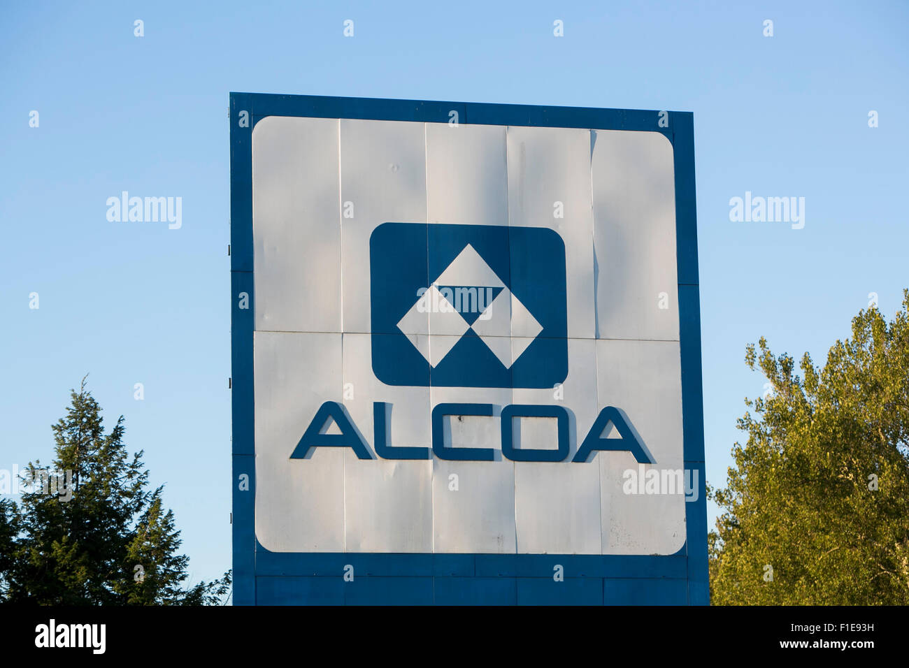 Ein Logo Zeichen außerhalb der Alcoa Warrick Operations Facility in Newburgh, Indiana am 25. August 2015. Stockfoto