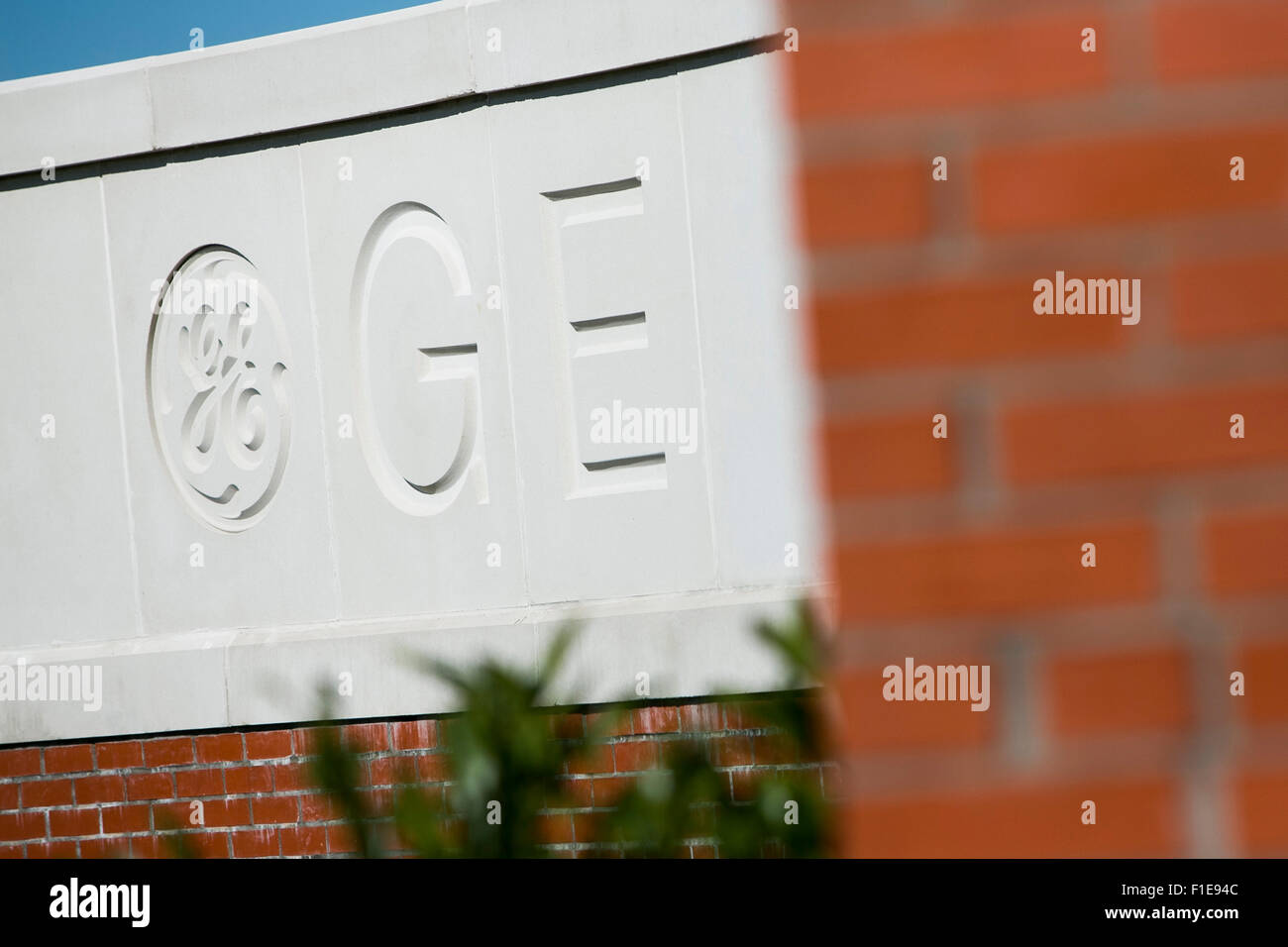 Ein Logo-Zeichen außerhalb des General Electric (GE) Gerät Parks Produktionsstätte in Louisville, Kentucky am 25 August 201 Stockfoto Ein Logo-Zeichen außerhalb des General Electric (GE) Gerät Parks Produktionsstätte in Louisville, Kentucky am 25 August 201 Stockfoto
