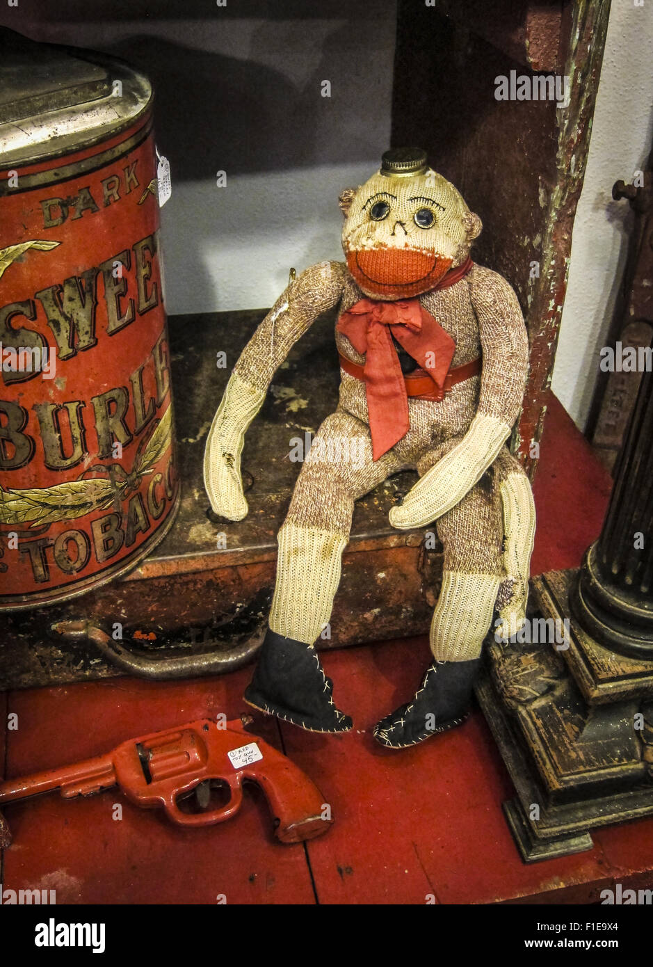 Vintage Handwerk Sock Monkey in Antiquitätengeschäft Stockfoto