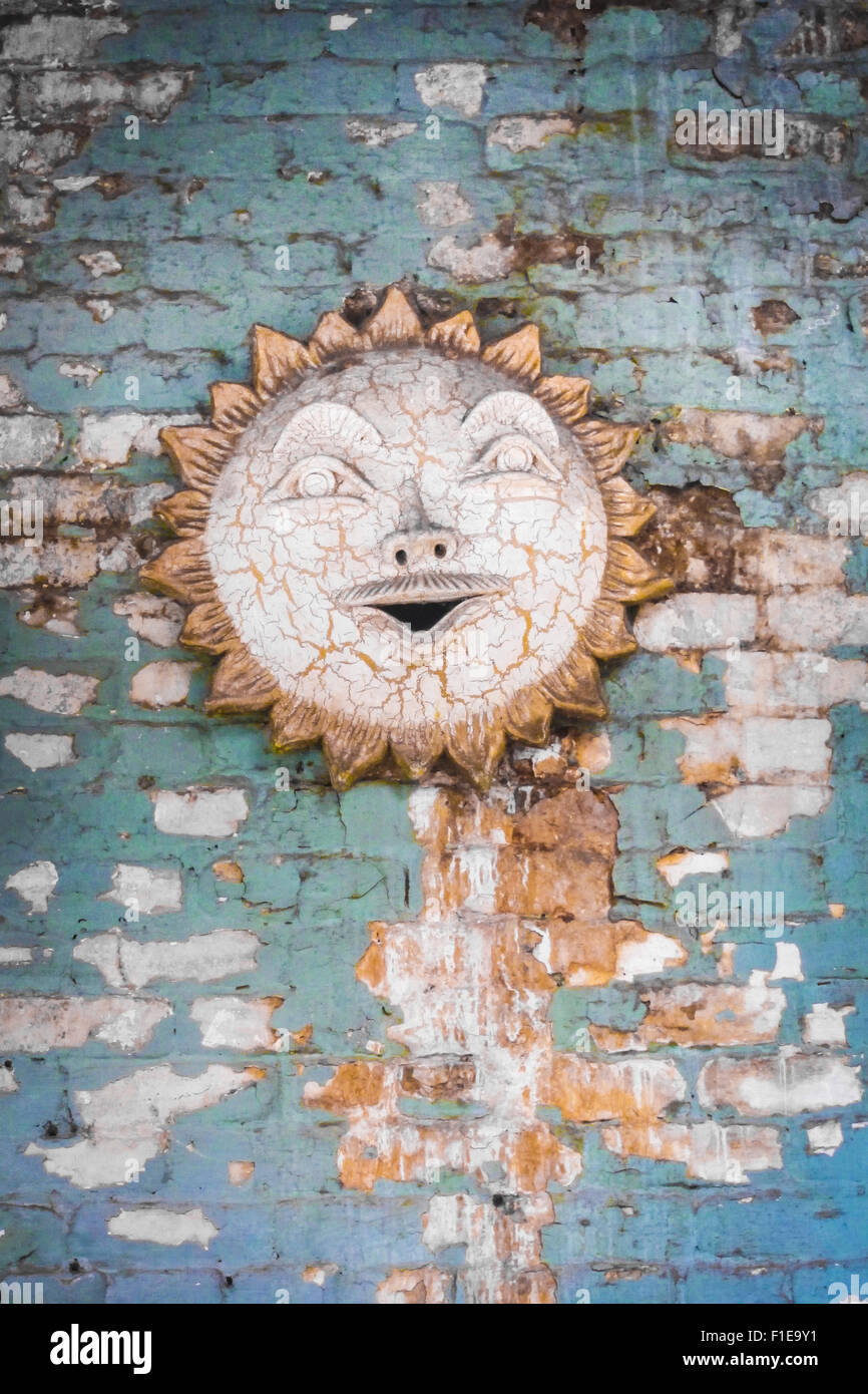 Keramik Sonne Wanddekor auf bemalten Mauer Stockfoto