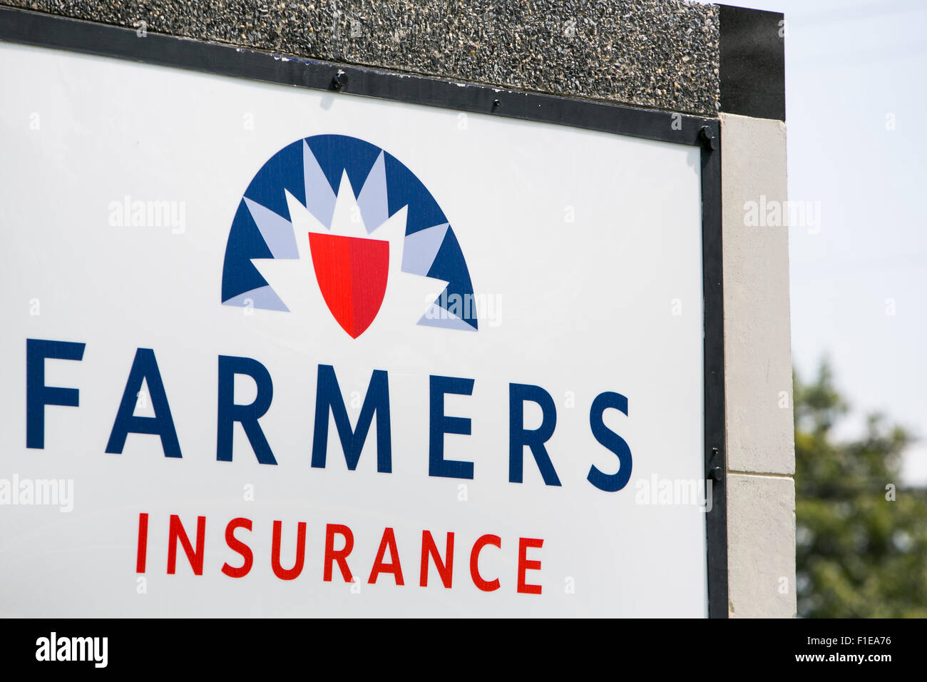 Ein Logo Zeichen außerhalb einer Einrichtung, die von den Farmers Insurance Group in Wilmington, Delaware am 29. August 2015 besetzt. Stockfoto