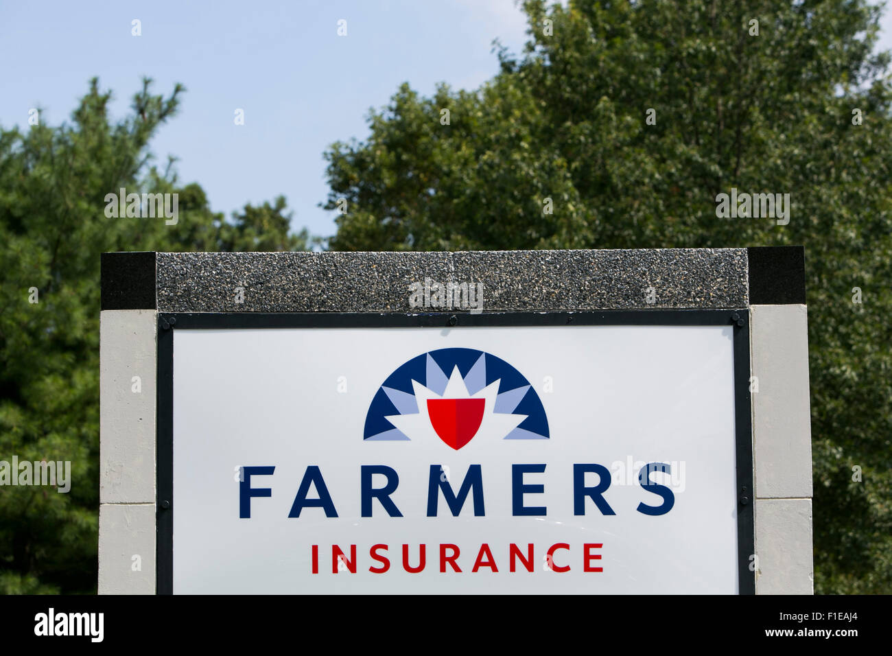Ein Logo Zeichen außerhalb einer Einrichtung, die von den Farmers Insurance Group in Wilmington, Delaware am 29. August 2015 besetzt. Stockfoto