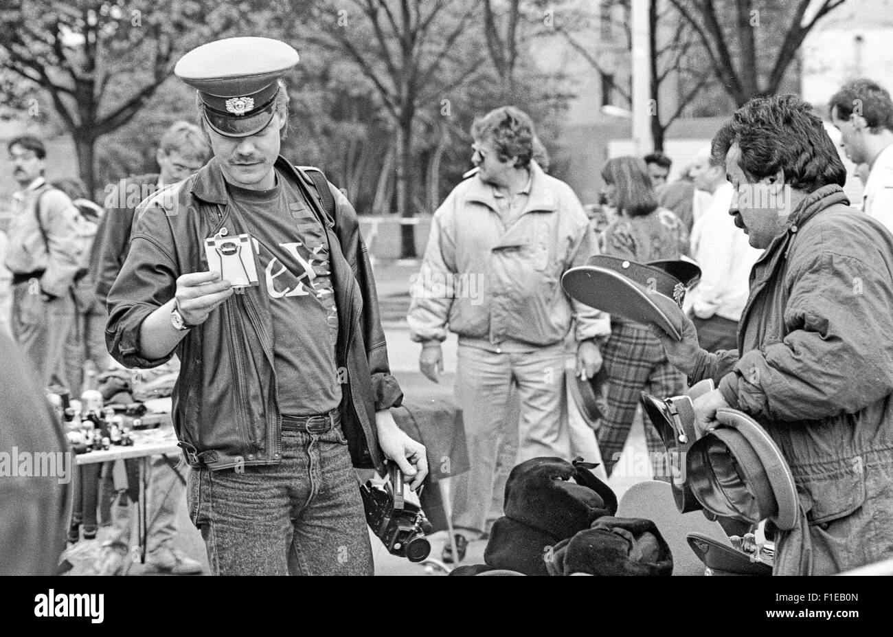 Touristen vor dem Brandenburger Tor, Berlin, 1 Tag vor der Wiedervereinigung von Ost- und Westdeutschland Souvenirs zu kaufen, Stockfoto