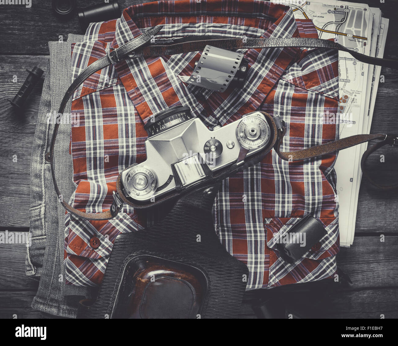 Kariertes Hemd, Jeans und alte Filmkamera. Ansicht von oben. Jahrgang stilisiert. Stockfoto