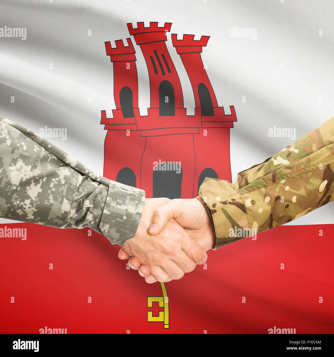 Soldaten, Händeschütteln mit Flagge auf Hintergrund - Gibraltar Stockfoto