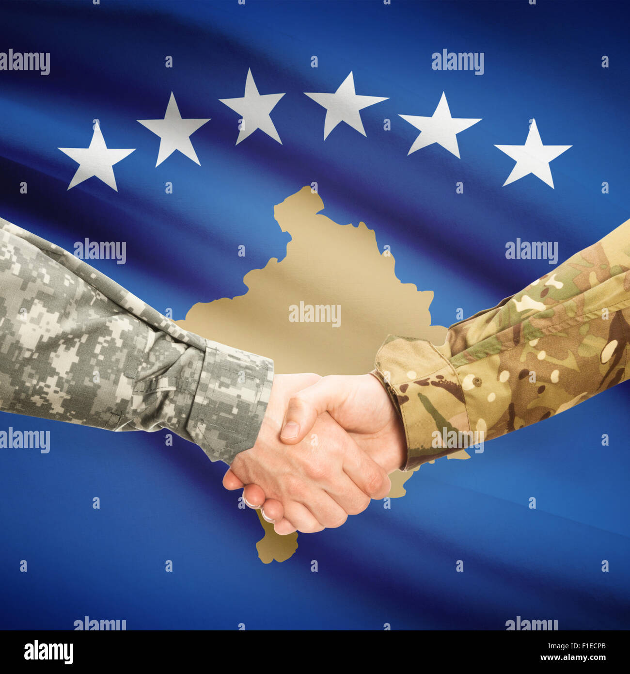Soldaten, Händeschütteln mit Flagge auf Hintergrund - Kosovo Stockfoto