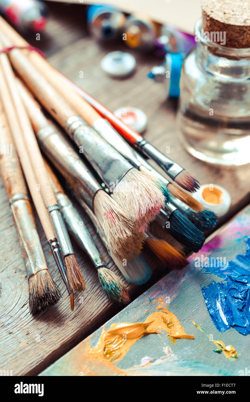 Vintage stilisierte Foto Pinsel Closeup, Künstler-Palette und bunten Farbtuben. Stockfoto