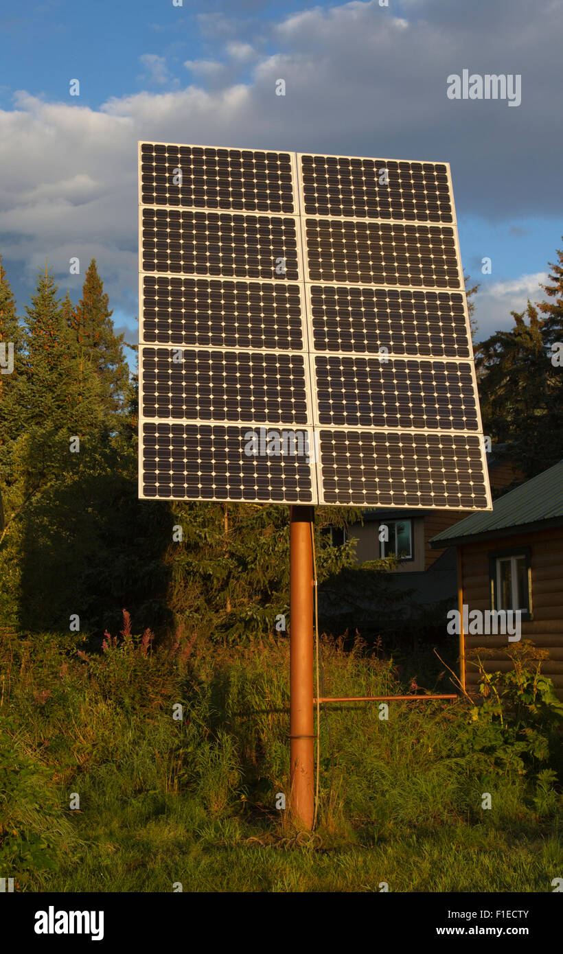 Solarmodul auf Metallstange montiert Stockfoto