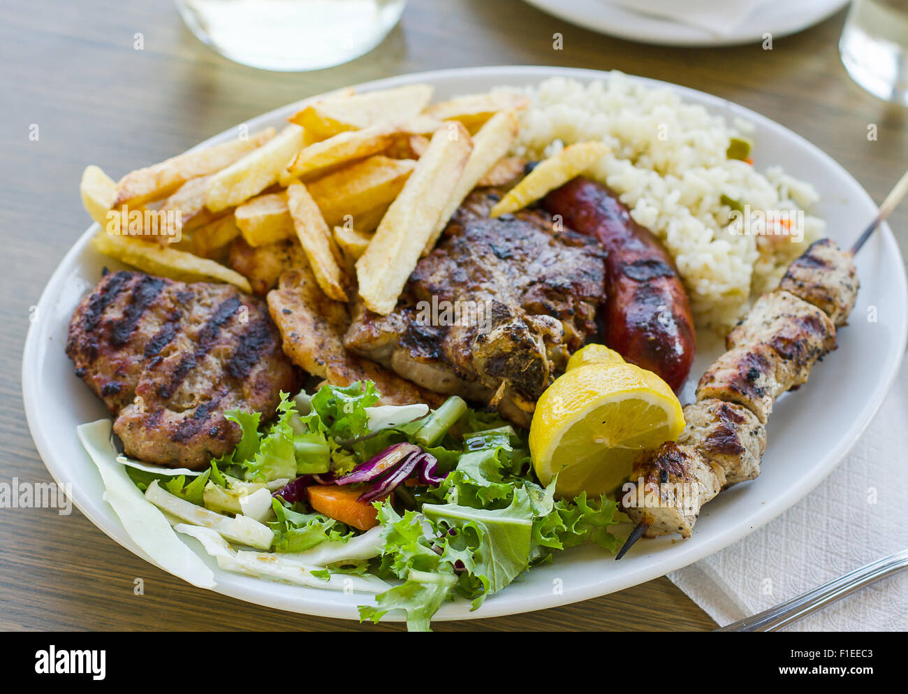 Mischen Sie Fleischplatte mit Pommes frites, griechisches Essen Stockfoto