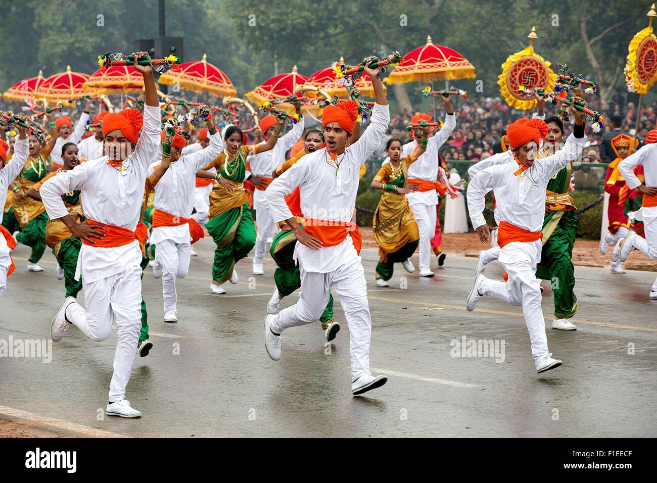 Junge indischen Künstlern bestehen den Überprüfung Stand während der Republik Day Parade 26. Januar 2015 in Neu-Delhi, Indien. Stockfoto