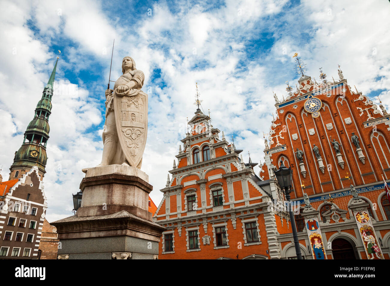 Lettische Anziehung - Haus der Mitesser, Skulptur des Heiligen Roland und Sankt Peters Kirche in der Altstadt von Riga, Lettland Stockfoto