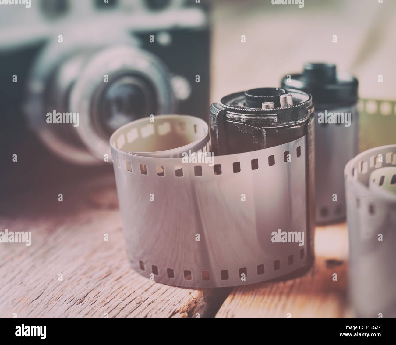 Altes Foto Filmrollen, Kassette und retro Kamera auf Hintergrund. vintage Stil. Stockfoto