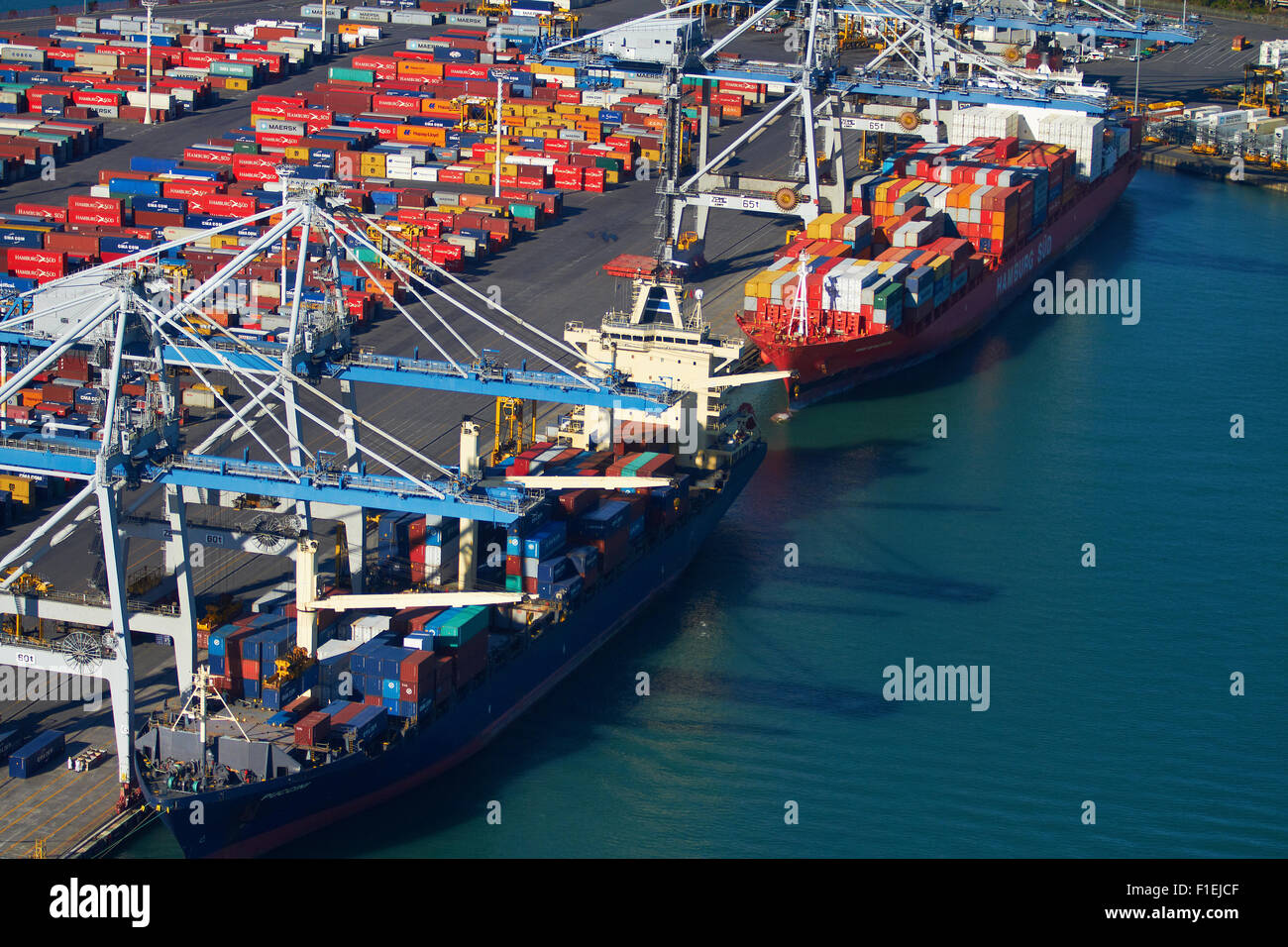 Schiffe und Container an Ports of Auckland, Auckland, Nordinsel, Neuseeland - Antenne Stockfoto