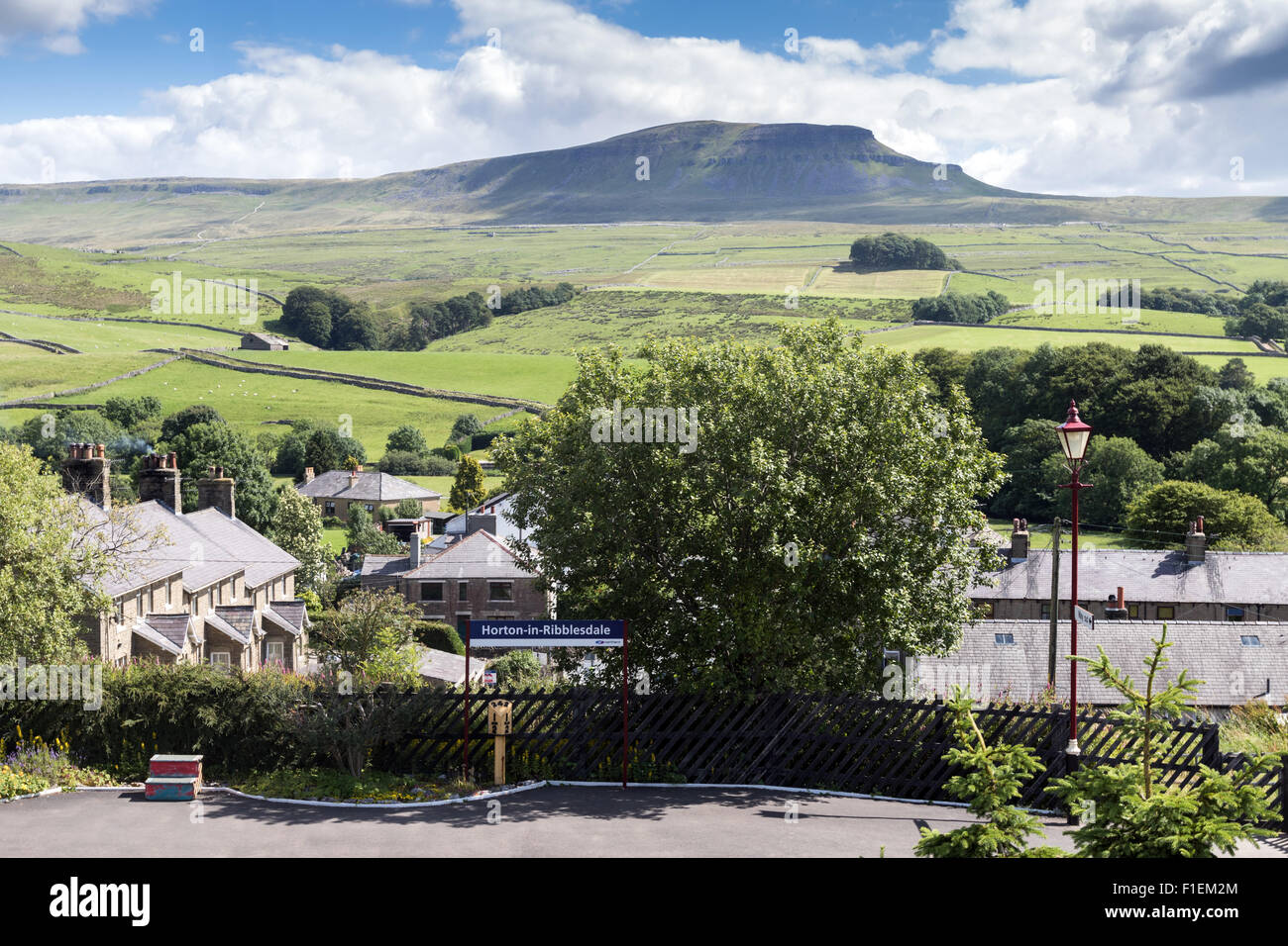 Der Bahnhof in Horton in Ribblesdale, mit Pen-y-Gent im Hintergrund Stockfoto