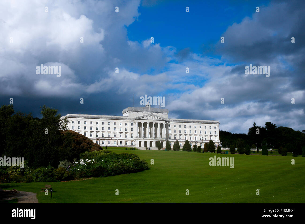 Dunkle Gewitterwolken über Nordirland Executive - Parlament Gebäude, Stormont, Belfast Stockfoto