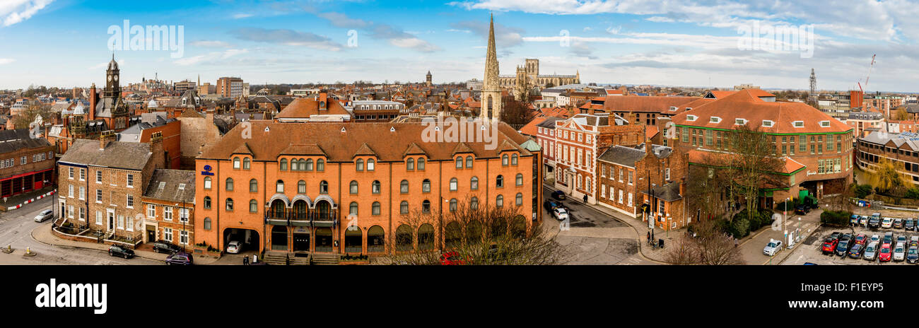 Blick vom Turm Cliffords, York: York Minster und Stadt Skyline Stockfoto