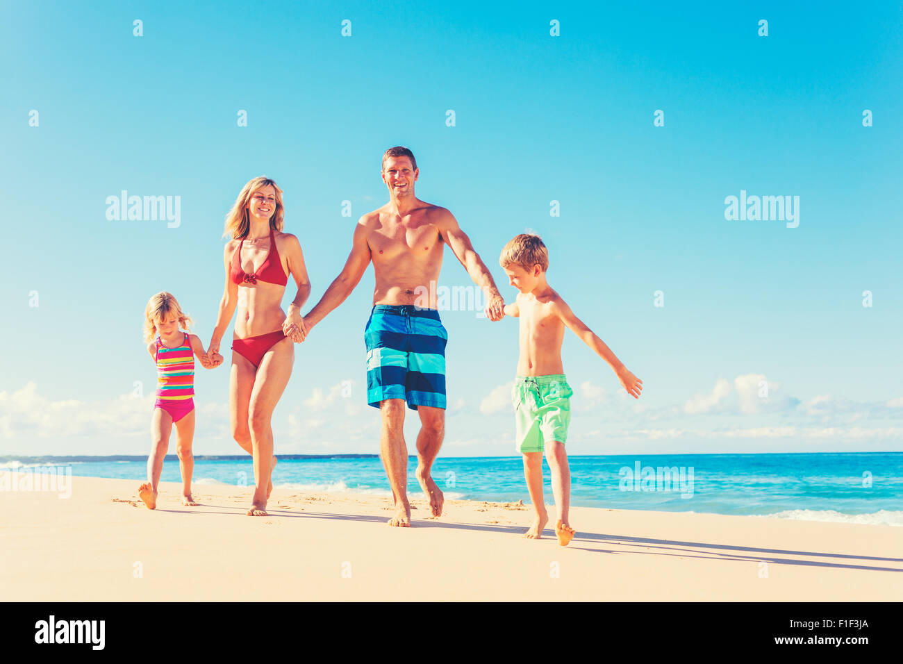 Urlaub mit der Familie. Glückliche Familie, die Spaß an schönen warmen sonnigen Strand. Sommer lifestyle Stockfoto