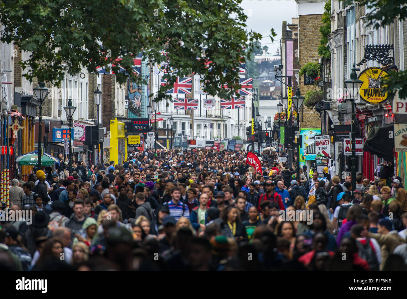 London, UK. 31. August 2015. Hunderttausende trotzten dem Regen und verpackt in Portobello Road in Notting Hill Karneval 2015. Bildnachweis: Pete Maclaine/Alamy Live-Nachrichten Stockfoto