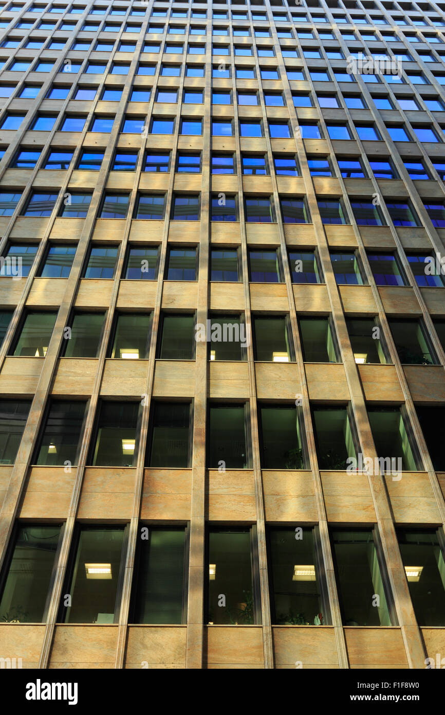 Niedrigen Winkel Blick auf ein modernes Firmengebäude. Stockfoto