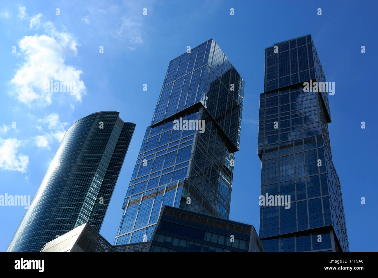 Der Himmel spiegelt sich in Windows aus Glas und Stahl Wolkenkratzer. Stockfoto