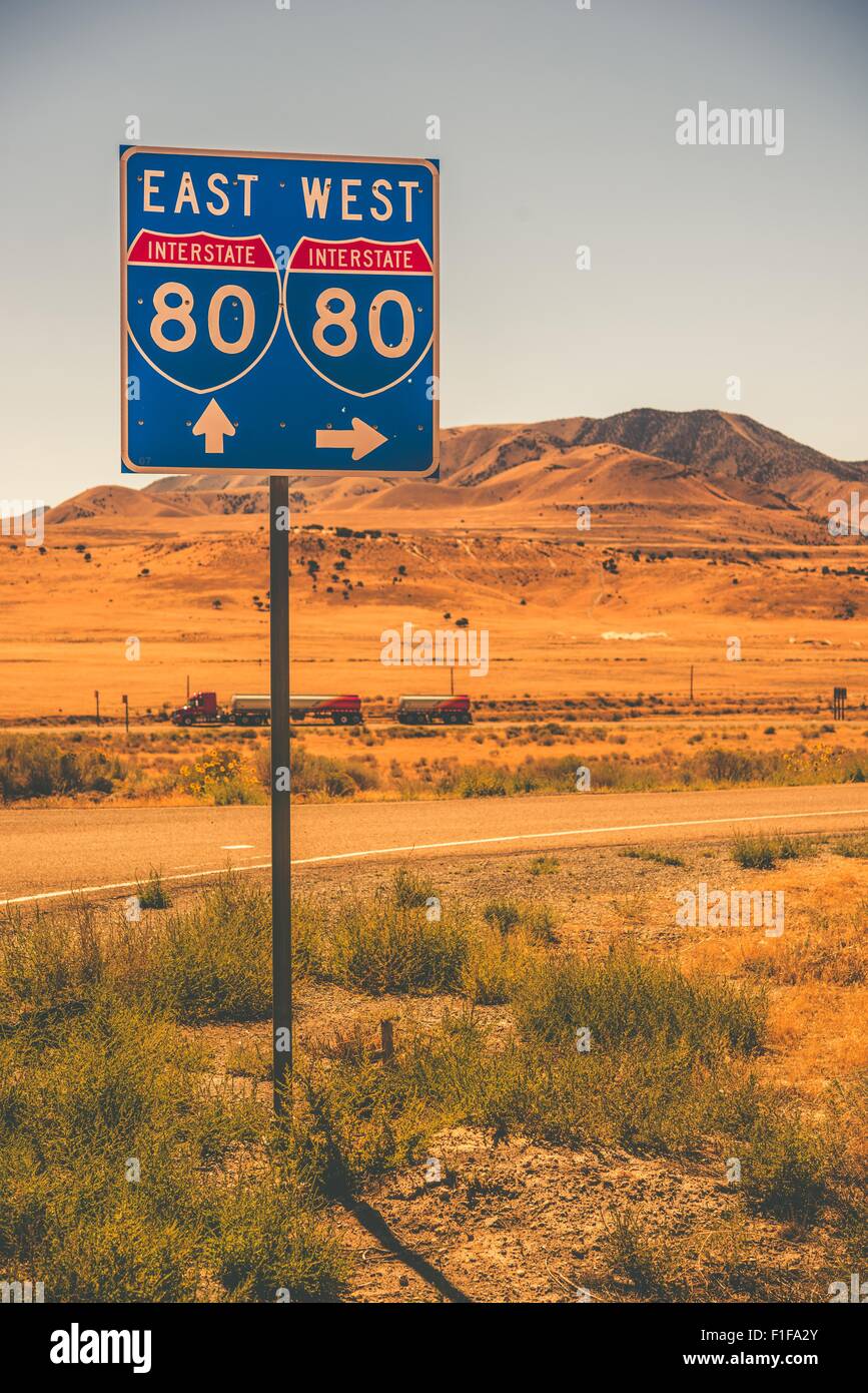 Amerikanischen Interstate i-80 in Nevada State. Interstate Ortseingangsschild und einige Beschleunigung Sattelschlepper. Stockfoto