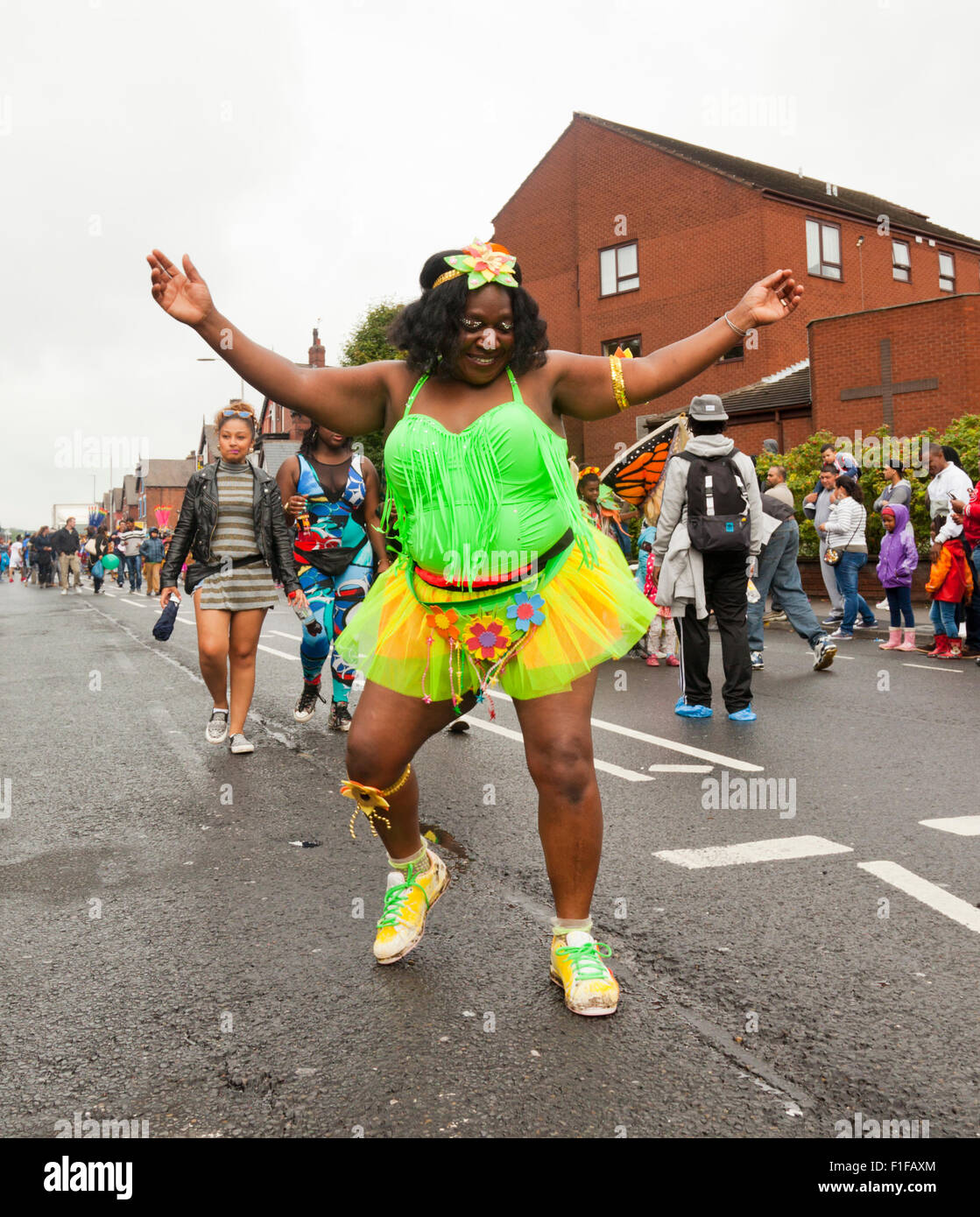 Leeds, UK. 31. August 2015. Eine Frau tanzt Roundhay Weg während West Indian Karnevalsumzug Leeds, West Yorkshire, UK Credit: Graham Hardy/Alamy Live News Stockfoto
