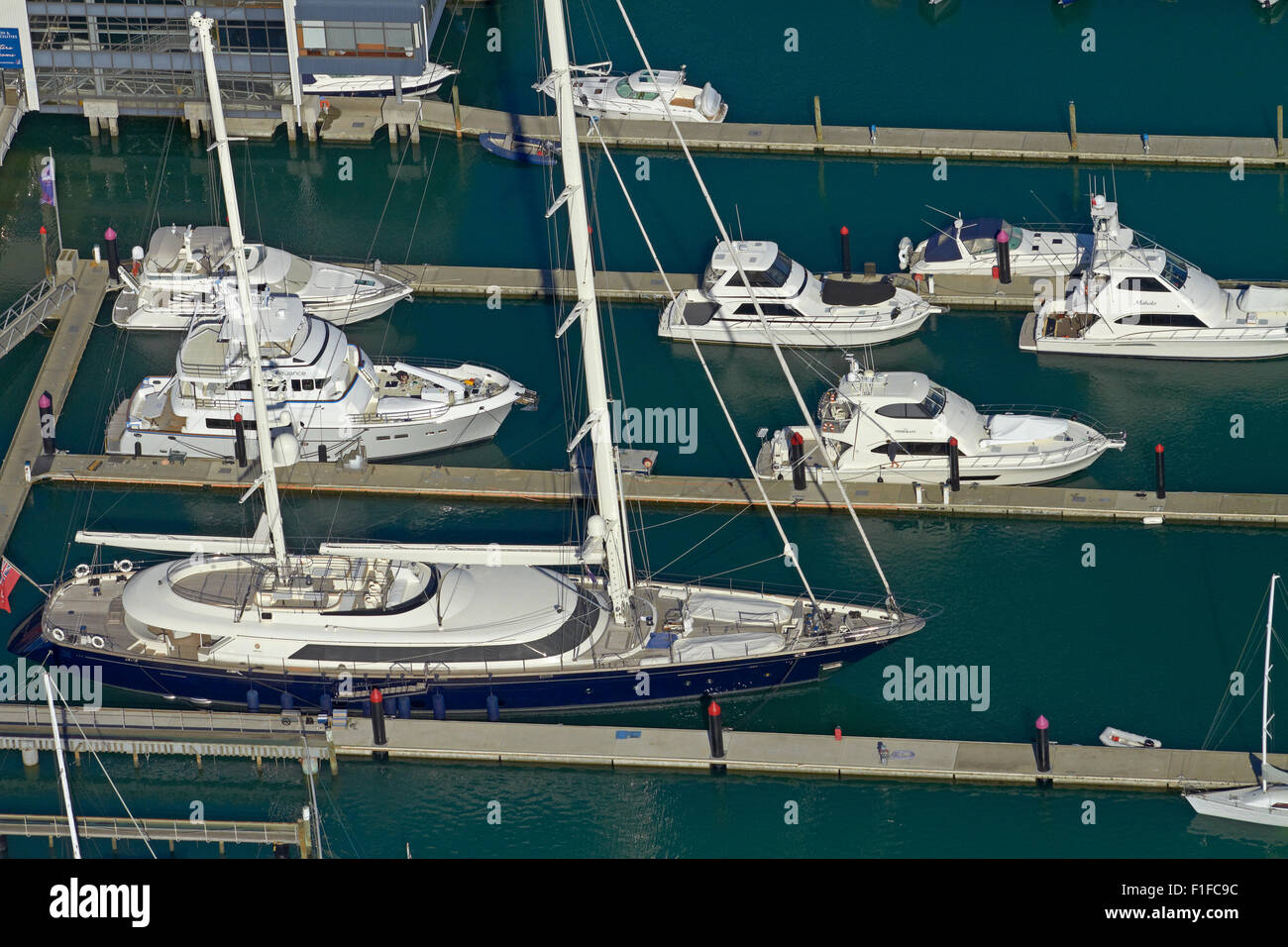 Luxus-Boote, Auckland Waterfront, North Island, Neuseeland - Antenne Stockfoto