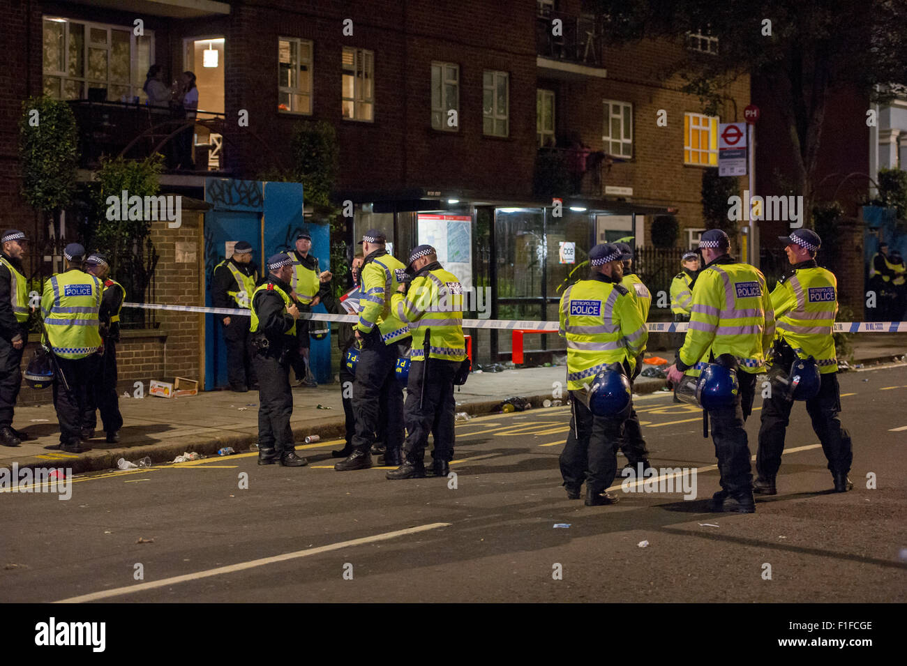 London, UK. 31. August 2015. Metropolitan Polizisten tragen Schutzausrüstung bei der Szene von einer Messerstecherei an der Ecke der Ladbroke Grove und Elgin Crescent nach Notting Hill Karneval 2015. Bildnachweis: Pete Maclaine/Alamy Live-Nachrichten Stockfoto