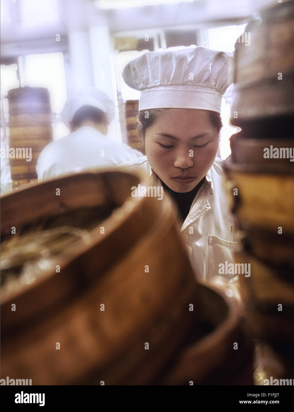 Ein ziemlich chinesisches Mädchen machen Knödel in der Altstadt, shopping-Distrikt von Shanghai China. Stockfoto