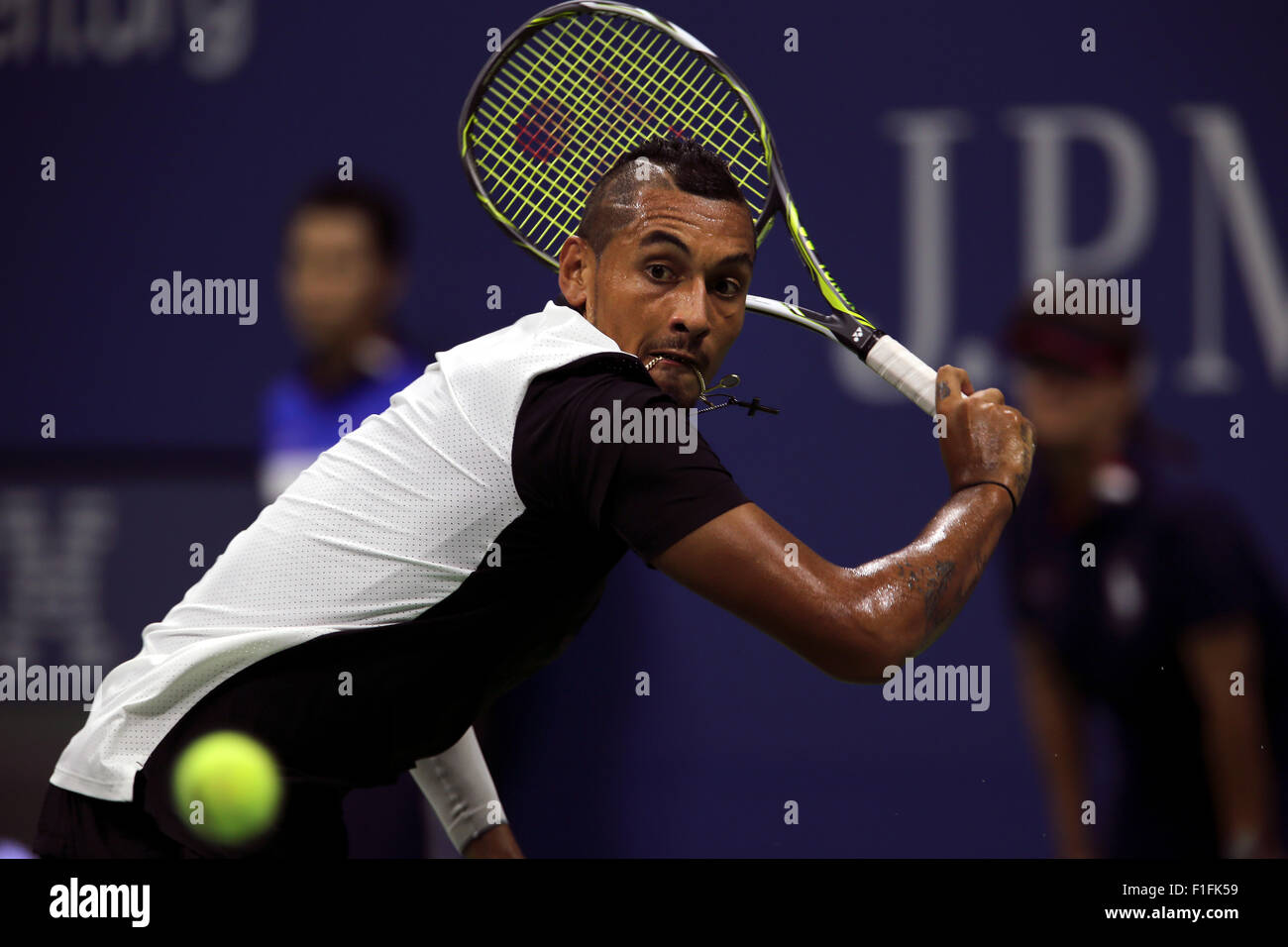 New York, USA. 01. Sep, 2015. Australiens Nick Krygios in greift nach einem Rückhand in seinem ersten Vorrundenspiel gegen Andy Murray bei den US Open in Flushing Meadows, New York auf 1. September 2015. Bildnachweis: Adam Stoltman/Alamy Live-Nachrichten Stockfoto