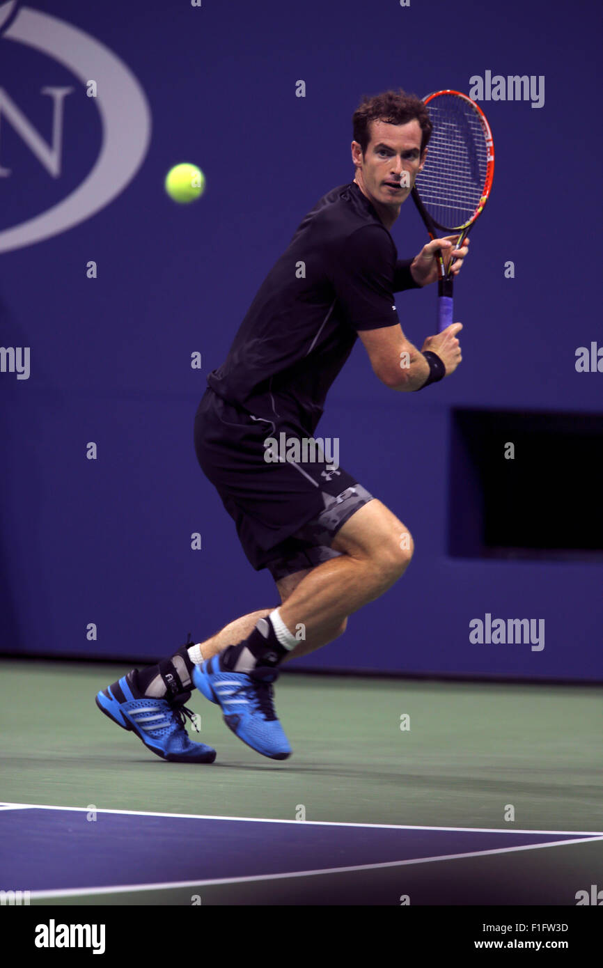 New York, USA. 01. Sep, 2015. Der Brite Andy Murray läuft eine Kugel während seiner ersten Vorrundenspiel gegen Australiens Nick Krygios bei den US Open in Flushing Meadows, New York auf 1. September 2015. Bildnachweis: Adam Stoltman/Alamy Live-Nachrichten Stockfoto