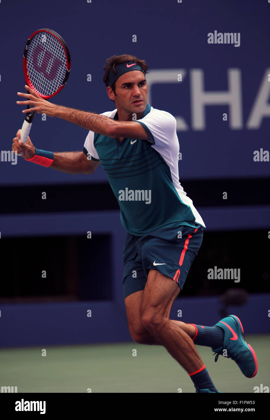 New York, USA. 01. Sep, 2015. Roger Federer in seinem ersten Vorrundenspiel gegen Louis Mayer von Argentinien bei den US Open in Flushing Meadows, New York. Bildnachweis: Adam Stoltman/Alamy Live-Nachrichten Stockfoto