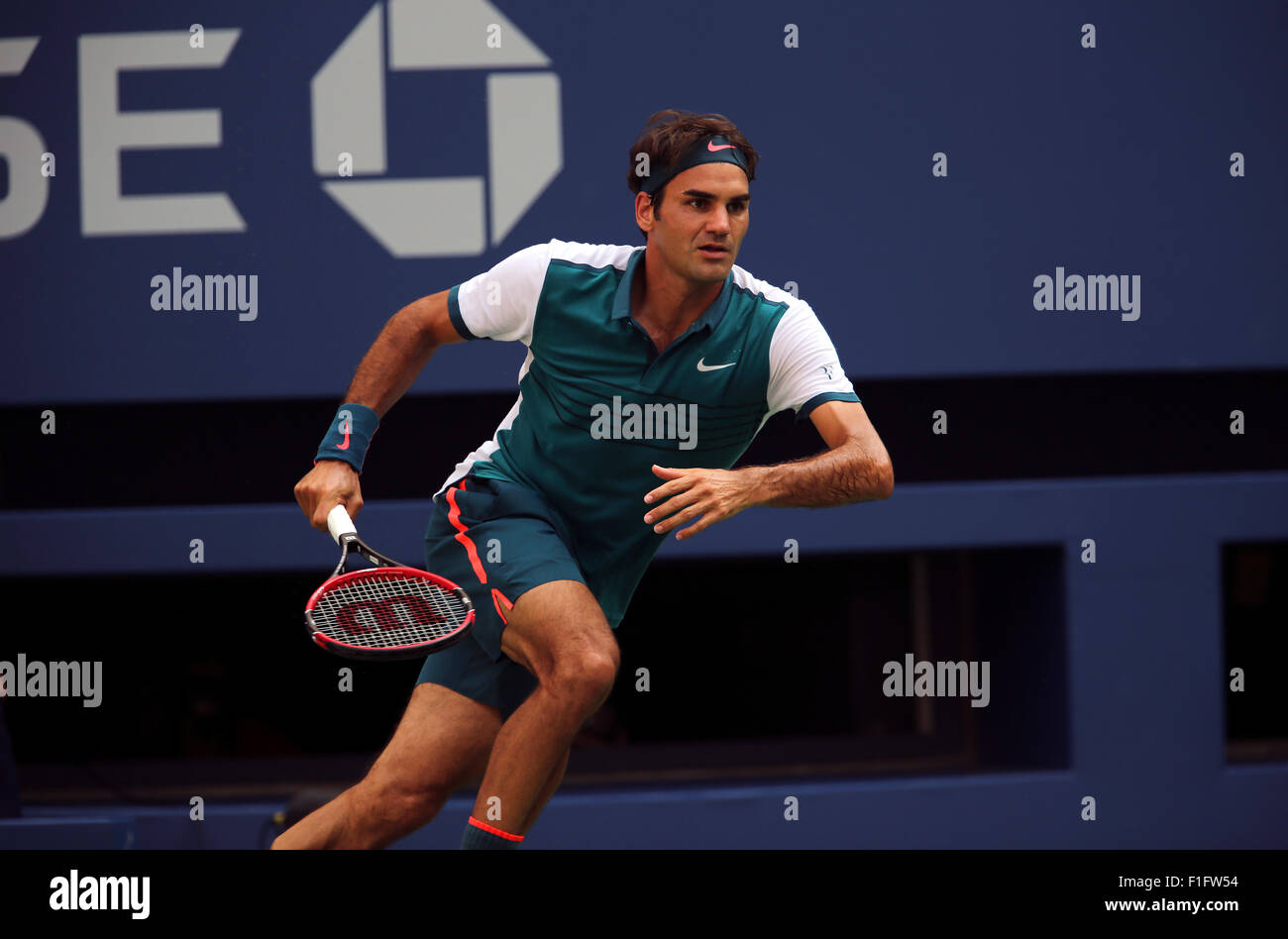 New York, USA. 01. Sep, 2015. Roger Federer in seinem ersten Vorrundenspiel gegen Louis Mayer von Argentinien bei den US Open in Flushing Meadows, New York. Bildnachweis: Adam Stoltman/Alamy Live-Nachrichten Stockfoto