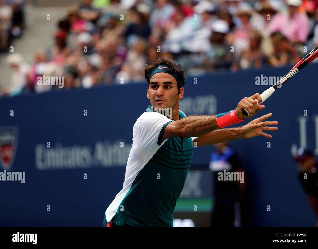 New York, USA. 01. Sep, 2015. Roger Federer in seinem ersten Vorrundenspiel gegen Louis Mayer von Argentinien bei den US Open in Flushing Meadows, New York. Bildnachweis: Adam Stoltman/Alamy Live-Nachrichten Stockfoto