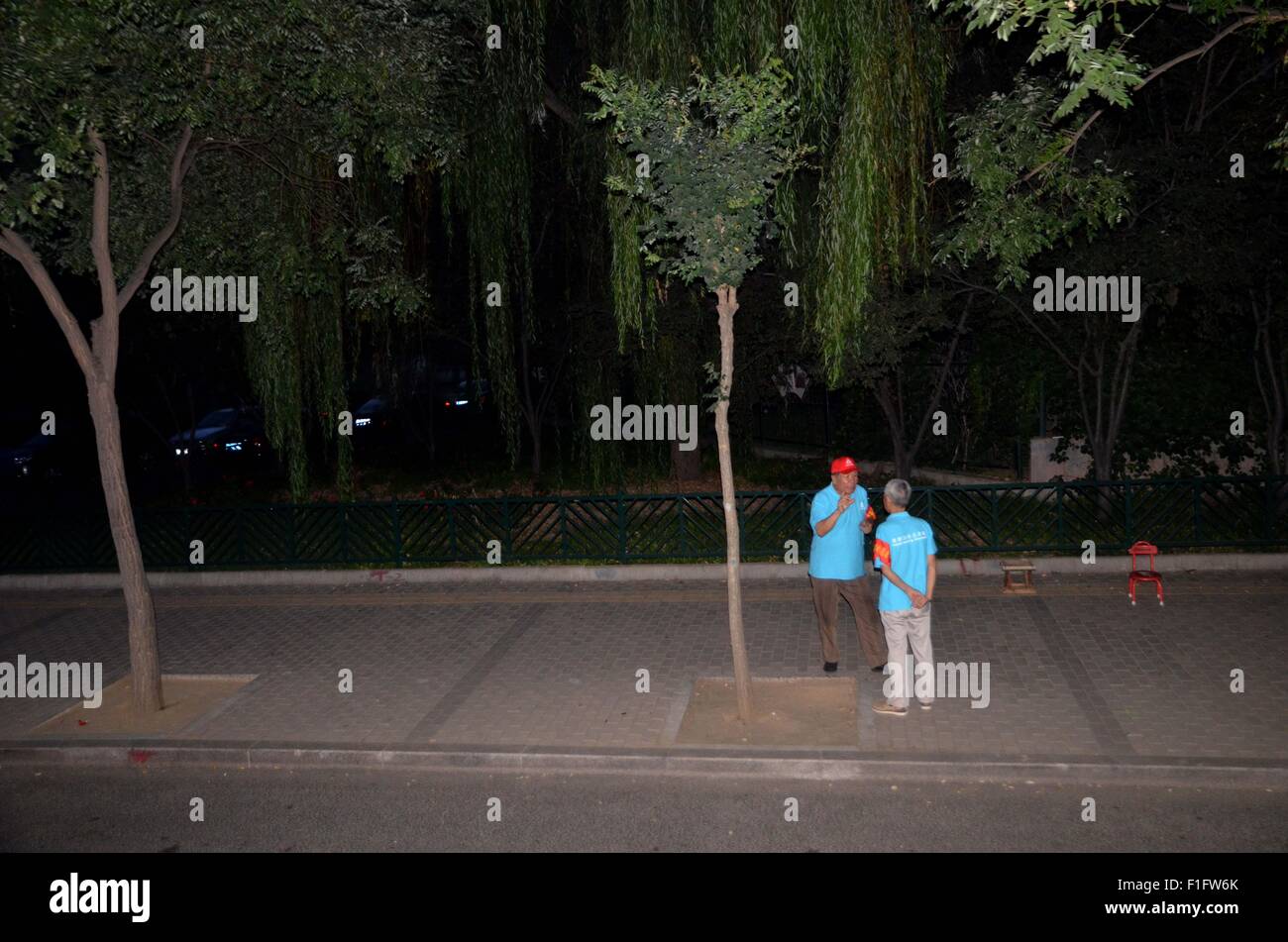 Peking, Peking, CHN, China. 28. August 2015. Peking, CHINA - 31. August 2015: (Nur zur redaktionellen Verwendung. CHINA aus) mit Umzug in Erinnerung an den Sieg des 70. Jahrestages des kommenden Krieg des Widerstands gegen Japan, Anti-Terror in Peking geht auf höchstem Niveau. 850000 Freiwillige mit roten Armbinde gehen auf die Straße, wenn es unsicherer Faktor zu überwachen. © SIPA Asien/ZUMA Draht/Alamy Live-Nachrichten Stockfoto