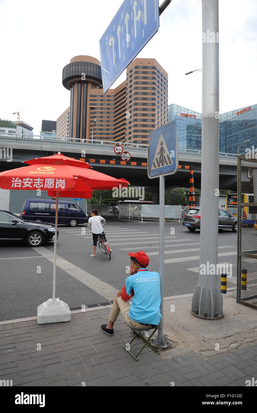 Peking, Peking, CHN, China. 27. August 2015. Peking, CHINA - 31. August 2015: (Nur zur redaktionellen Verwendung. CHINA aus) mit Umzug in Erinnerung an den Sieg des 70. Jahrestages des kommenden Krieg des Widerstands gegen Japan, Anti-Terror in Peking geht auf höchstem Niveau. 850000 Freiwillige mit roten Armbinde gehen auf die Straße, wenn es unsicherer Faktor zu überwachen. © SIPA Asien/ZUMA Draht/Alamy Live-Nachrichten Stockfoto