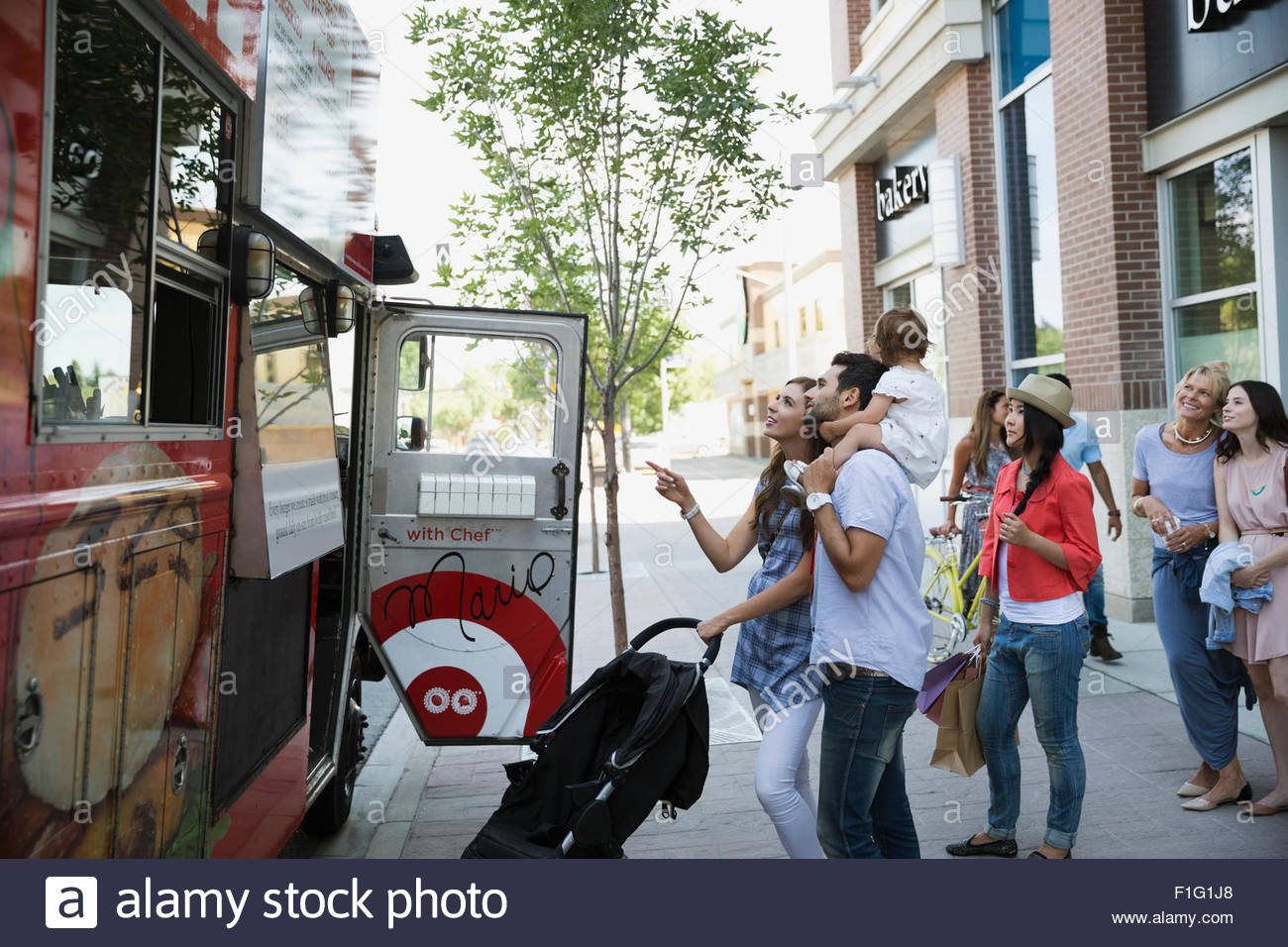 Kunden außerhalb Imbisswagen auf Bürgersteig Stockfoto