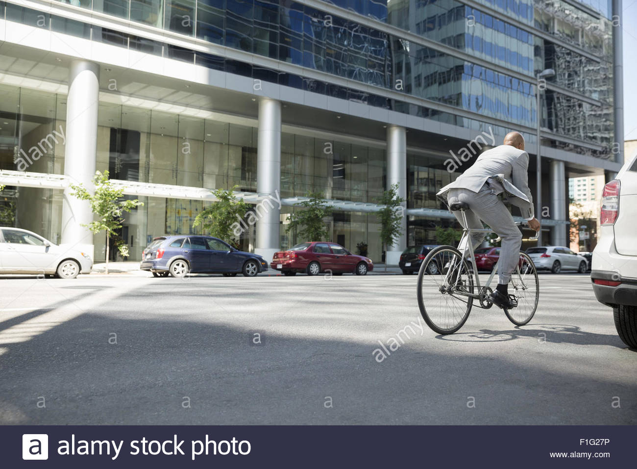 Geschäftsmann im Anzug mit Fahrrad auf Stadt Straße Stockfoto